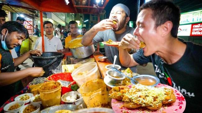 fuchka eating tourist