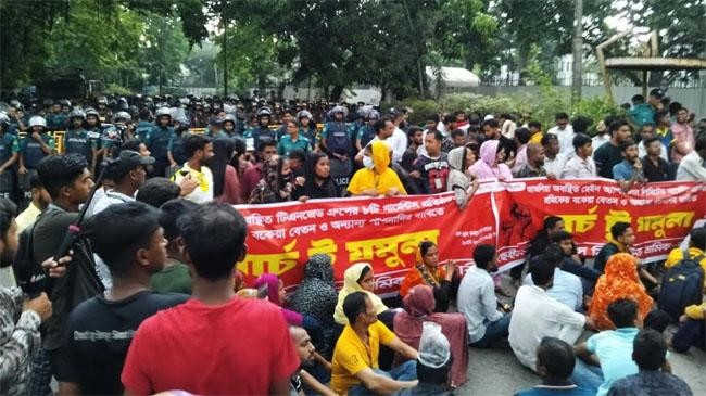 garment workers yamuna police obstruction