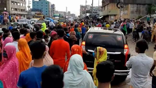garments worker road block