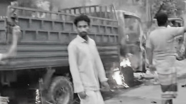 গরু চোর সন্দেহে তিনজনকে হত্যা, পিকআপে আগুন