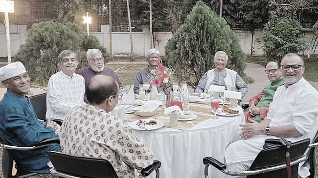 ফাওজুল কবিরের বাসায় ড. ইউনূসসহ সাবেক উপদেষ্টাদের ইফতার