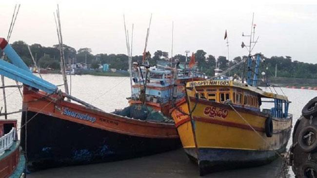 indian fishermen seize trawlers