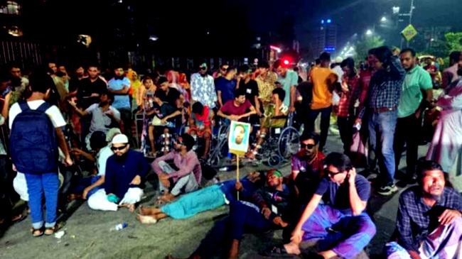injured people from the july protests take to the streets demanding the resignation of the health advisor