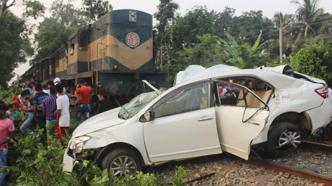 jossor train collide car
