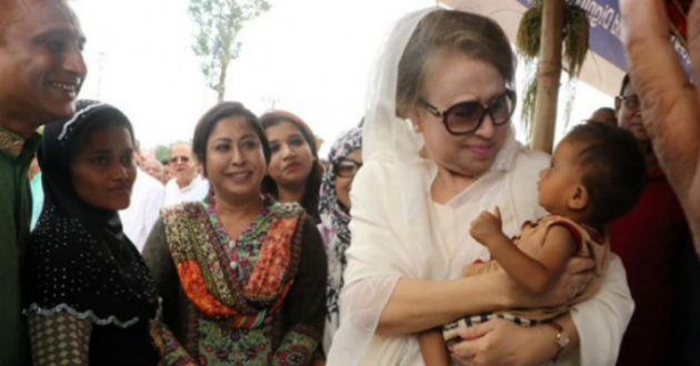 khaleda zia holding rohingya child 1