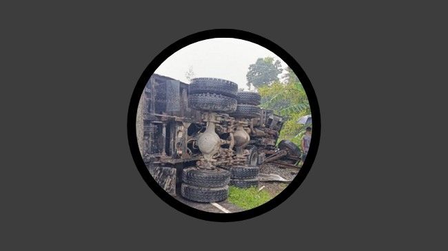 কুড়িগ্রামে ট্রাক উল্টে রেললাইনে, সারাদেশের সাথে যোগাযোগ বন্ধ