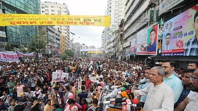 mirza fakhrul speaks at a rally in the capitals naya paltan