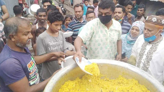 mohiuddin distributing food