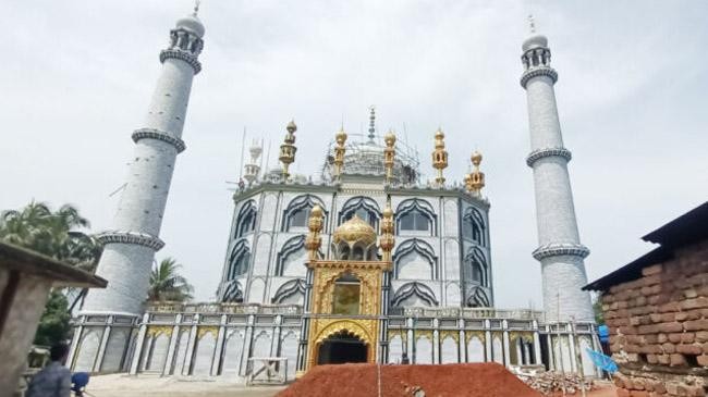 mosque in bangladesh in the style of taj mahal