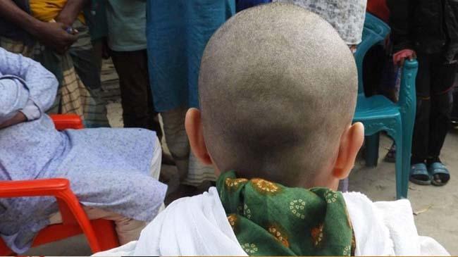 mother cut girl hair