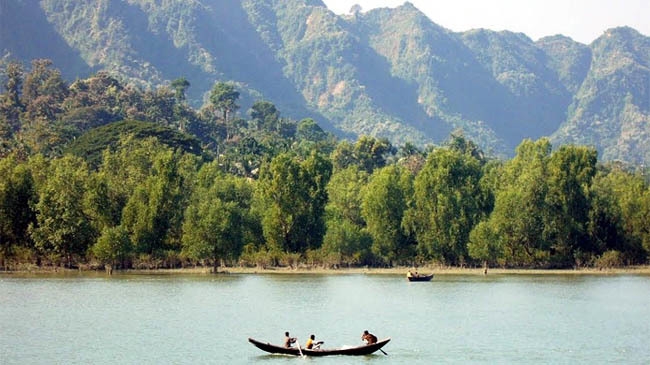 naf river between bangladesh myanmar