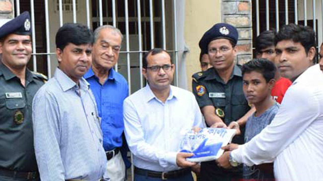 new cloth distribute to prisoners