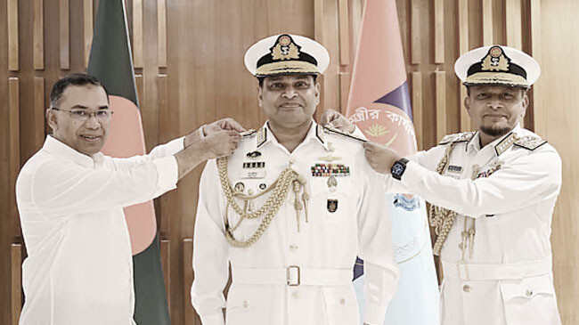 নৌবাহিনীর নবনিযুক্ত প্রধানকে র্যাঙ্ক ব্যাজ পরিয়ে দিলেন প্রধানমন্ত্রী