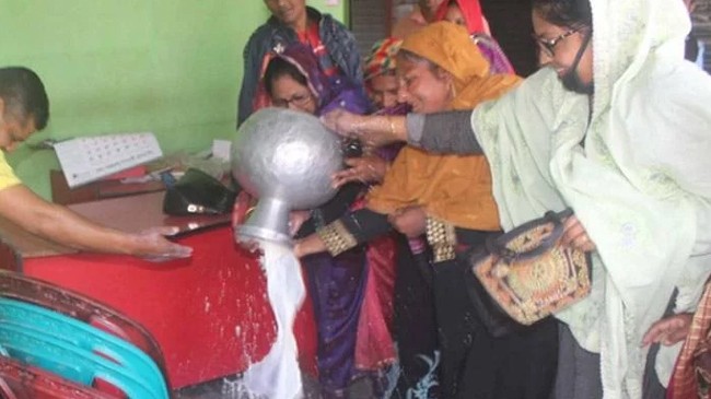 offices of awami league washed with milk