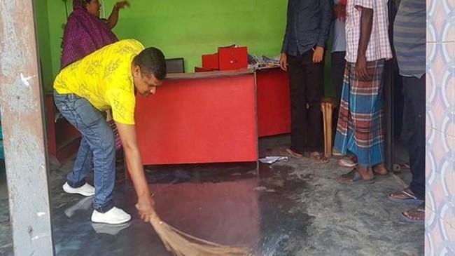 offices of awami league washed with milk02