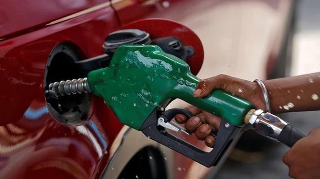 crowd in petrol pump