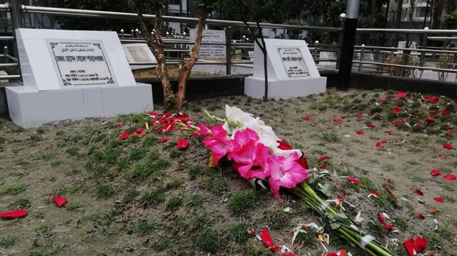 pay tribute to martyrs in banani 2