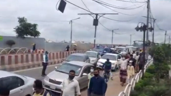 people entering dhaka on foot inner