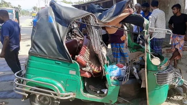 pickup van autorickshaw collision in sherpur