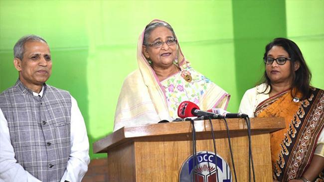 pm hasina after giving vote in dhaka 10 election