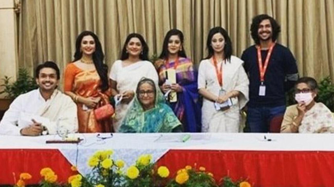 pm hasina and her sister with artists