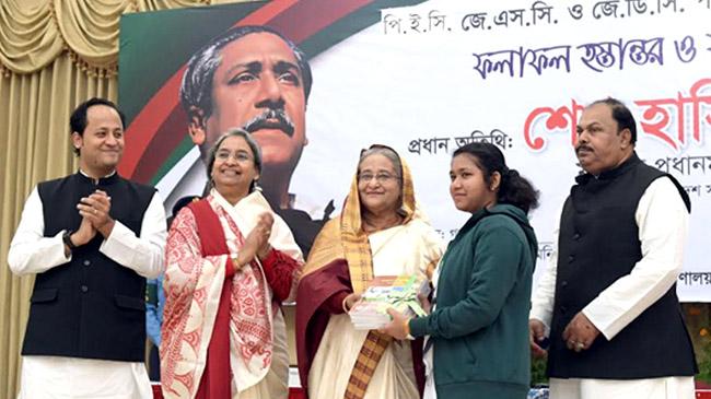 pm hasina handovers books