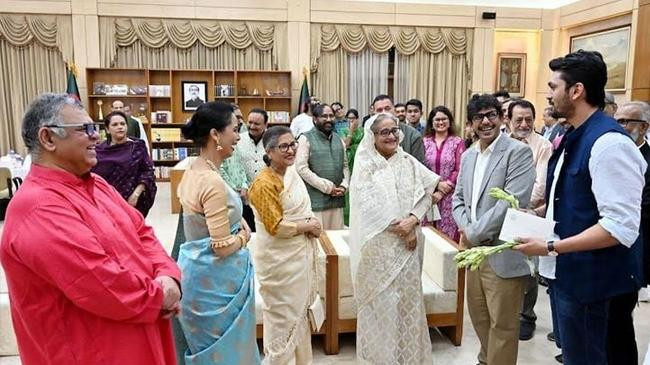 pm hosts dinner in honour of artistes of mujib ekti jatir rupakar biopic