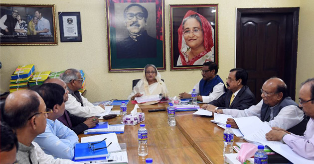 pm in party meeting dhanmondi