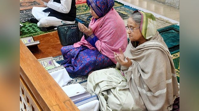 pm read quran to her father grave