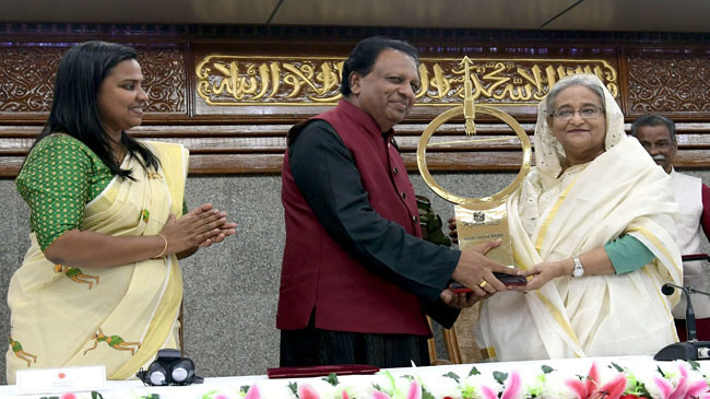 pm sheikh hasina taking dr kalam award