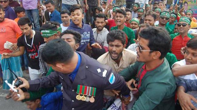 police beaten by bnp leaders