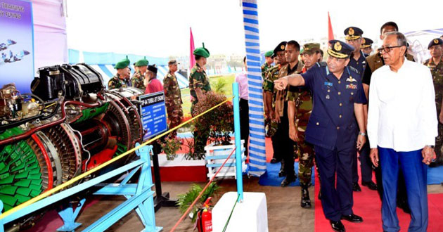 president visited the arms exhibition 1