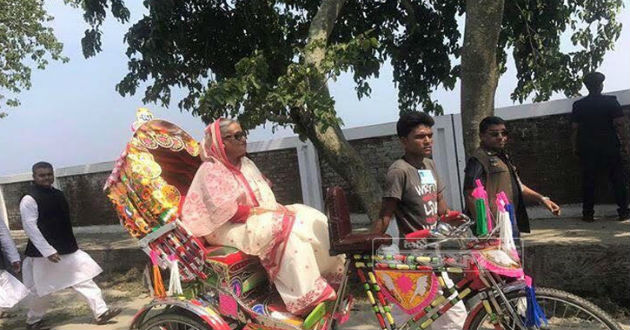 prime minister enjoys rickshaw tour