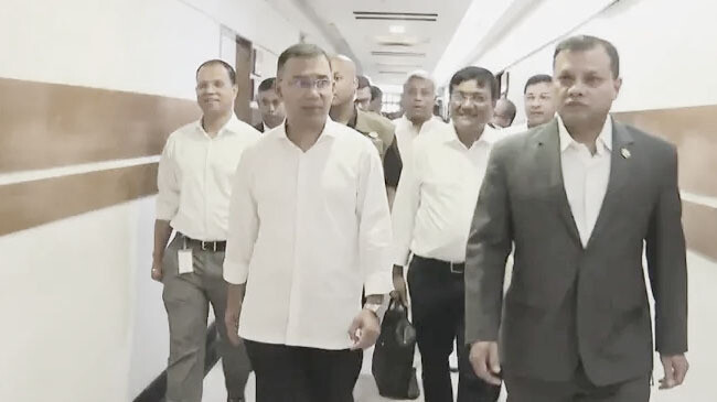 হঠাৎ সচিবালয়ে বিভিন্ন দপ্তর পরিদর্শনে প্রধানমন্ত্রী