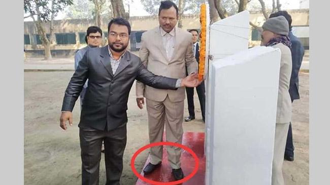 principal at shaheed minar on foot