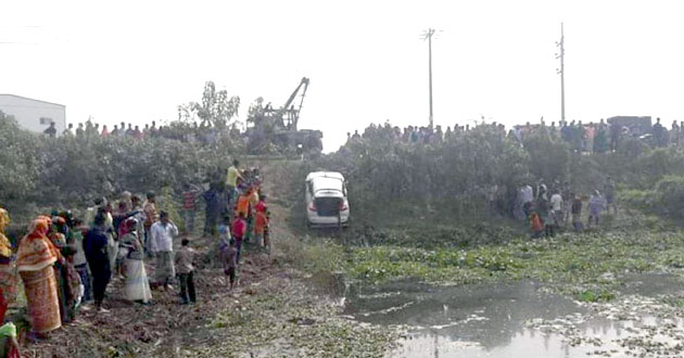 private car into the ditch 1