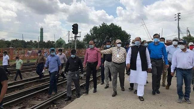 railway minister visit station
