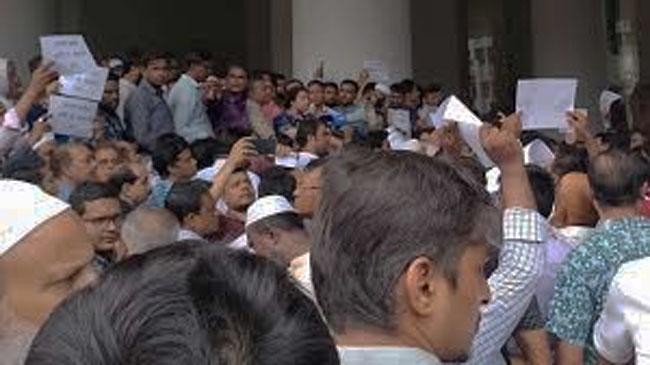 secretariat gate closure protest