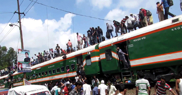 selfie on the roof of train 50 injured in sirajgonj