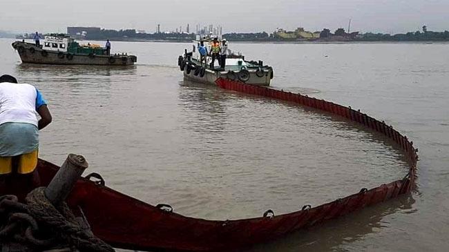 ship wreck oil spill1