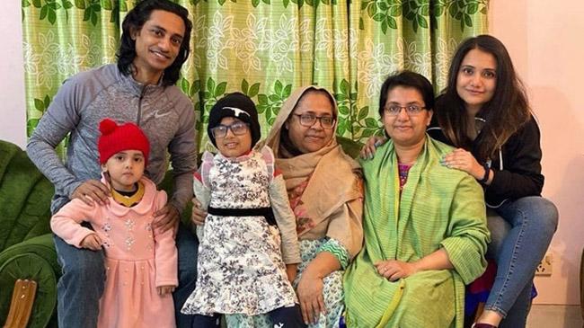 sinha rashed with family