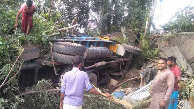 sirajgonj truck enter house