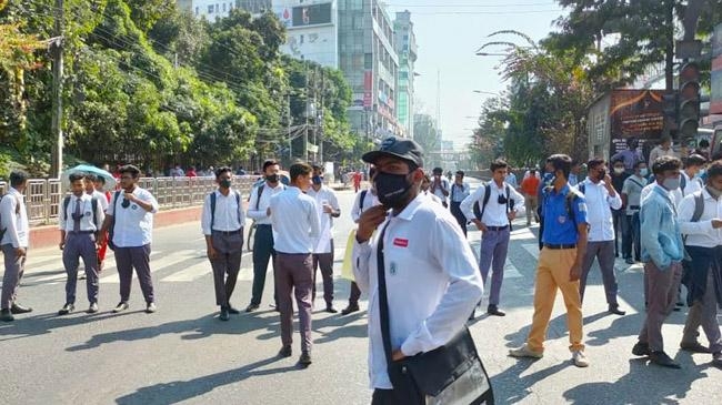 students block dhanmondi 27 mirpur road