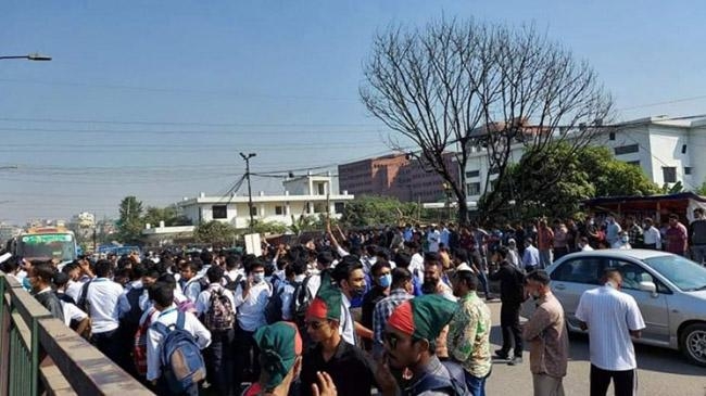 students block rampura road