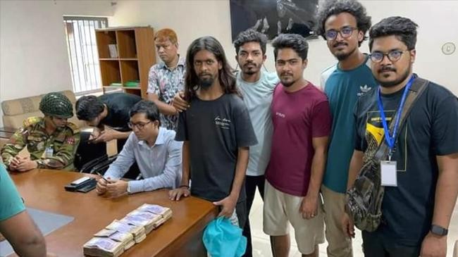 students deposited 18 lakh rupees lying on the road to the police