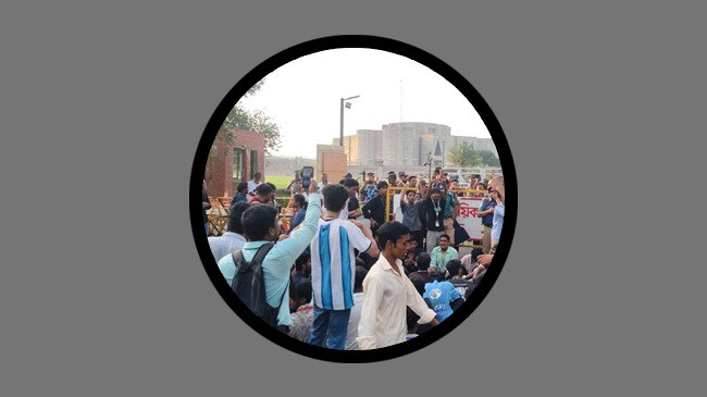 সংসদ ভবনের সামনে শিক্ষার্থীরা