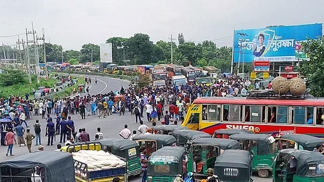 students stage demonstration on the dhaka tangail highway