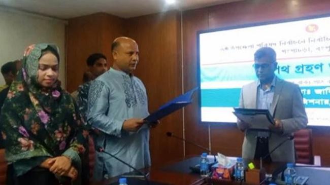 taking oath of mokkaram hossain
