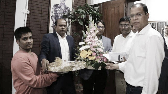 তারেক রহমানকে ফুল ও মিষ্টি পাঠালেন মমতা বন্দ্যোপাধ্যায়