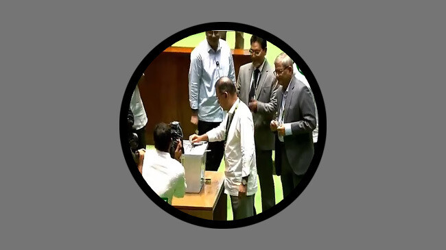 ৩৫ বছর পর প্রতিদ্বন্দ্বিতায় রাষ্ট্রপতি নির্বাচন, শুরুতেই ভোট দিলেন তারেক রহমান